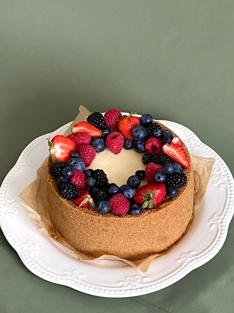 Ručne zdobený cheesecake s čerstvými bobuľami
